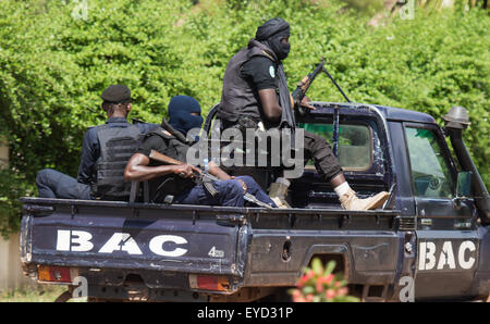 Bamako, Mali. 27th July, 2015. Heavily armed security forces on open vehicles esort the convoy of German Defence Minister Ursula von der Leyen en route from the airport to a hotel in Bamako, Mali, 27 July 2015. The minister will meet with high-ranking politicians and military officials in Bamako until 28 July. Credit:  dpa picture alliance/Alamy Live News Stock Photo