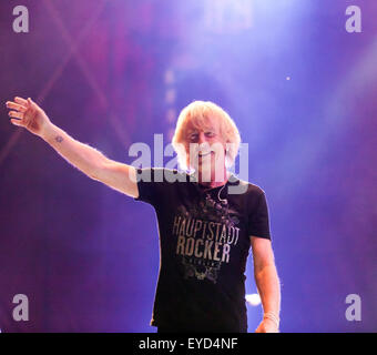 Rick Parfitt, smiles and waves to the crown at the end of the Status Quo Concert, Saturday night, during the Silverstone Classic Stock Photo