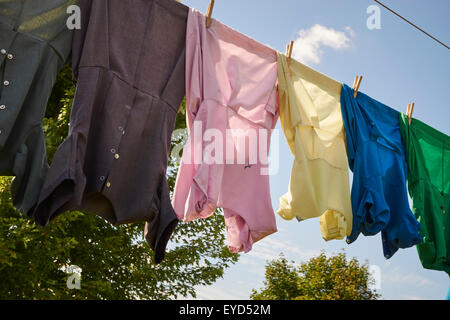 Traditional Amish clothes on a laundry drying line, Lancaster County, Pennsylvania, USA Stock Photo