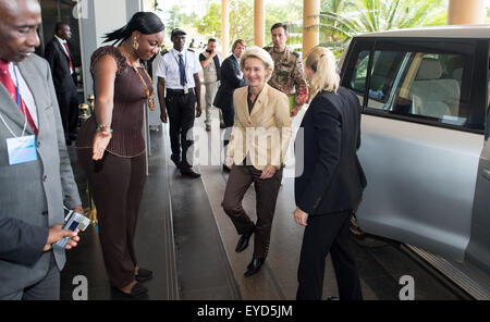 Bamako, Mali. 27th July, 2015. German Defence Minister Ursula von der Leyen visits the headquarters of the United Nations Multidimensional Integrated Stabilization Mission in Mali (MINUSMA) in Bamako, Mali, 27 July 2015. The minister will meet with high-ranking politicians and military officials in Bamako until 28 July. Credit:  dpa picture alliance/Alamy Live News Stock Photo