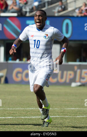 The Match By Shootout. 19th July, 2015. Panama forward Luis Tejada (10) reacts to his goal during the CONCACAF Gold Cup 2015 Quarterfinal match between the Trinidad & Tobago and Panama at MetLife Stadium in East Rutherford, New Jersey. Panama won the match by shootout. (Christopher Szagola/Cal Sport Media) © csm/Alamy Live News Stock Photo