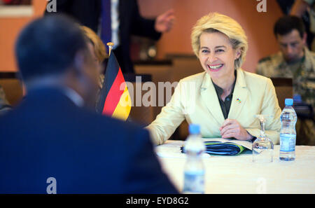 Bamako, Mali. 27th July, 2015. German Defence Minister Ursula von der Leyen speaks to Aboudou Chaka Toure, representative of the Economic Community of West African States (ECOWAS), during a meeting in Bamako, Mali, 27 July 2015. The minister will meet with high-ranking politicians and military officials in Bamako until 28 July. Credit:  dpa picture alliance/Alamy Live News Stock Photo