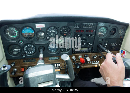 cockpit instrument panel of a Cessna 152 light aircraft Stock Photo