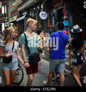 Beijing, China. 22nd June, 2015. Photo taken on June 22, 2015 shows foreigners visiting the Yandaixiejie street in Beijing, capital of China. Traditional trading communities in China embody the Chinese culture and become hot spots for city tourism. © Wang Song/Xinhua/Alamy Live News Stock Photo