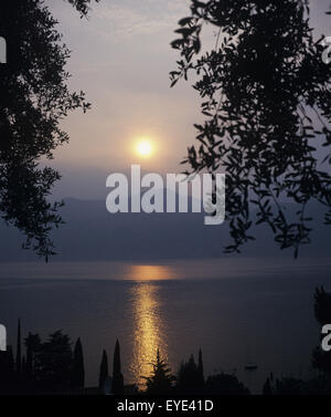 Abendstimmung; Gardasee, Richtung Westufer, Landschaft Stock Photo