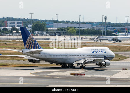 United Airlines Boeing 747-422 at the Frankfurt International Airport Stock Photo