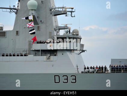 AJAXNETPHOTO. - 15TH MAY, 2015. - PORTSMOUTH, ENGLAND. -  TYPE 45 DESTROYER HMS DAUNTLESS ENTERING HARBOUR ON RETURN FROM GULF DEPLOYMENT. PHOTO:TONY HOLLAND/AJAX REF:DTH151505 38039 Stock Photo