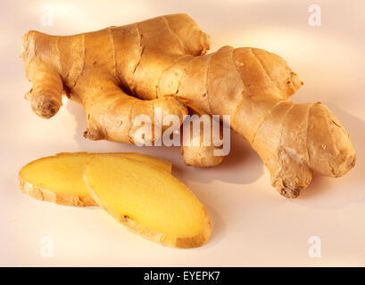 WHOLE AND SLICED GINGER