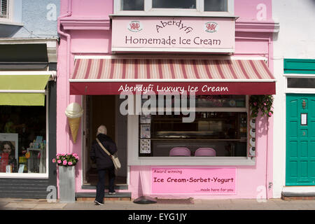 UK, Wales, Gwynedd, Aberdovey, visitor entering Aberdyfi homemade icecream shop Stock Photo