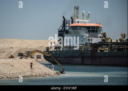 Ismailia, Egypt. 29th July, 2015. Workers are seen on the construction site of the new Suez Canal in Ismailia, a port city in Egypt, on July 29, 2015. The dredging work of Egypt's 'New Suez Canal' has been completed and the waterway is ready as well as safe for huge ship navigation, Mohab Memish, head of the Suez Canal Authority (SCA), told reporters in a press conference Wednesday. © Pan Chaoyue/Xinhua/Alamy Live News Stock Photo