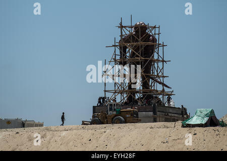 Ismailia, Egypt. 29th July, 2015. Workers are seen on the construction site of the new Suez Canal in Ismailia, a port city in Egypt, on July 29, 2015. The dredging work of Egypt's 'New Suez Canal' has been completed and the waterway is ready as well as safe for huge ship navigation, Mohab Memish, head of the Suez Canal Authority (SCA), told reporters in a press conference Wednesday. © Pan Chaoyue/Xinhua/Alamy Live News Stock Photo