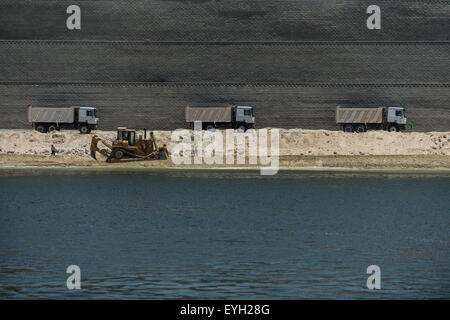 Ismailia, Egypt. 29th July, 2015. Workers are seen on the construction site of the new Suez Canal in Ismailia, a port city in Egypt, on July 29, 2015. The dredging work of Egypt's 'New Suez Canal' has been completed and the waterway is ready as well as safe for huge ship navigation, Mohab Memish, head of the Suez Canal Authority (SCA), told reporters in a press conference Wednesday. © Pan Chaoyue/Xinhua/Alamy Live News Stock Photo