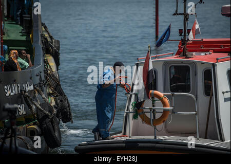 Ismailia, Egypt. 29th July, 2015. An Egyptian crew member of a boat prepares for his cruise on the new Suez Canal in Ismailia, a port city in Egypt, on July 29, 2015. The dredging work of Egypt's 'New Suez Canal' has been completed and the waterway is ready as well as safe for huge ship navigation, Mohab Memish, head of the Suez Canal Authority (SCA), told reporters in a press conference Wednesday. © Pan Chaoyue/Xinhua/Alamy Live News Stock Photo
