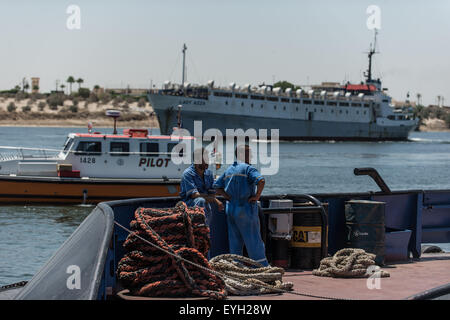 Ismailia, Egypt. 29th July, 2015. Egyptian crew members of a boat are seen prior to their cruise on the new Suez Canal in Ismailia, a port city in Egypt, on July 29, 2015. The dredging work of Egypt's 'New Suez Canal' has been completed and the waterway is ready as well as safe for huge ship navigation, Mohab Memish, head of the Suez Canal Authority (SCA), told reporters in a press conference Wednesday. © Pan Chaoyue/Xinhua/Alamy Live News Stock Photo