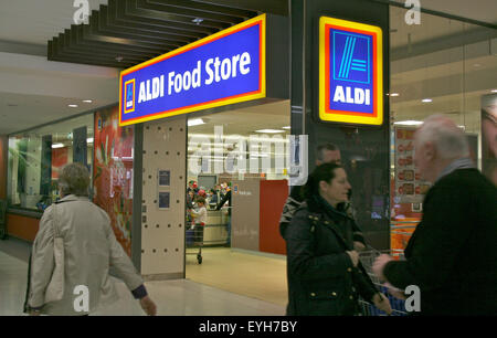 Sydney, Australia. 19th July, 2015. Aldi customers in a shopping centre at the Maroubra Junction in Sydney, Australia, 19 July 2015. German supermarket chain Aldi is expanding with now even more stores in the country. The competition has even tried taking a swipe at the chain's reputation, without success. Photo: Photo: Frank Walker/dpa/Alamy Live News Stock Photo