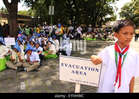 Philippines. 30th July, 2015. Thousand students of Sta. Elena High School in Marikina City at Freedom Park the designated evacuation area during the Metro wide earthquake drill and covered their head by a rug in preparations for the “Big One” an earthquake possible it may happen because of the maturity of Marikina Fault Line Quake also known as the Valley Fault System (VFS) according to Philippine Institute of Volcanology and Seismology (PHIVOLCS). Credit:  Gregorio B. Dantes Jr./Pacific Press/Alamy Live News Stock Photo