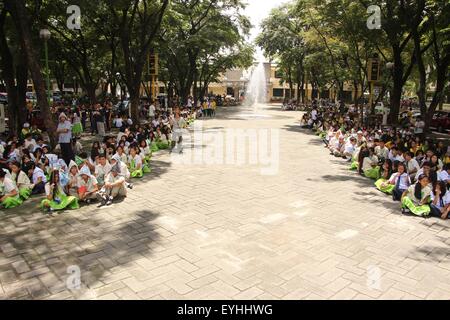 Philippines. 30th July, 2015. Thousand students of Sta. Elena High School in Marikina City at Freedom Park the designated evacuation area during the Metro wide earthquake drill and covered their head by a rug in preparations for the “Big One” an earthquake possible it may happen because of the maturity of Marikina Fault Line Quake also known as the Valley Fault System (VFS) according to Philippine Institute of Volcanology and Seismology (PHIVOLCS). Credit:  Gregorio B. Dantes Jr./Pacific Press/Alamy Live News Stock Photo