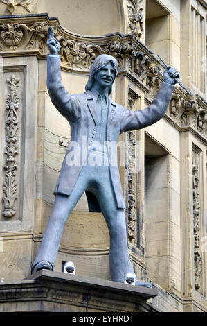 Statue of Ringo Starr on the exterior of the Hard Day's Night Hotel. The City of Liverpool, Britain, UK Stock Photo
