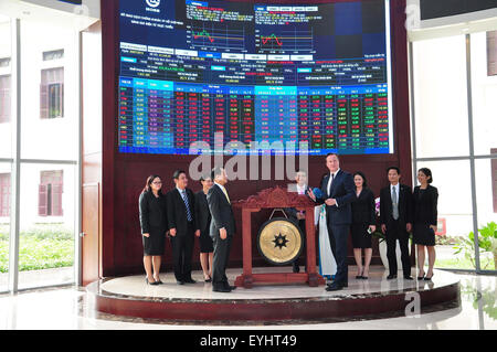 Ho Chi Minh City, Vietnam. 30th July, 2015. British Prime Minister David Cameron (R, front) visits the Stock Exchange in Ho Chi Minh City, Vietnam, July 30, 2015. David Cameron is on a visit to Vietnam from July 29 to 30. Credit:  VNA/Xinhua/Alamy Live News Stock Photo