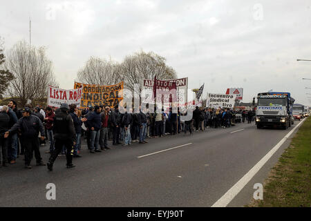 Buenos Aires, Argentina. 30th July, 2015. Drivers of the Line 60 of collective buses block two lanes of the Pan-American Highway, during a demonstration in Buenos Aires, Argentina, on July 30, 2015. Workers of the Line 60 of collective buses demonstrate to demand the reinstatement of 53 fired employees, cessation of harassment to delegates and better working conditions, according to local press. © Gustavo Amarelle/TELAM/Xinhua/Alamy Live News Stock Photo