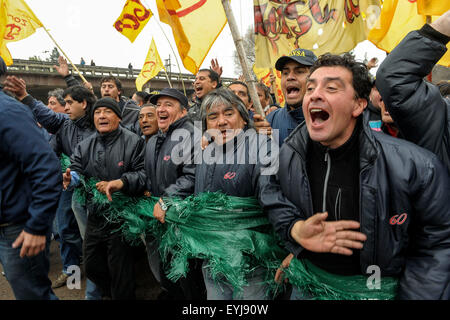 Buenos Aires, Argentina. 30th July, 2015. Drivers of the Line 60 of collective buses shout slogans at a block of the Pan-American Highway, during a demonstration in Buenos Aires, Argentina, on July 30, 2015. Workers of the Line 60 of collective buses demonstrate to demand the reinstatement of 53 fired employees, cessation of harassment to delegates and better working conditions, according to local press. © Gustavo Amarelle/TELAM/Xinhua/Alamy Live News Stock Photo