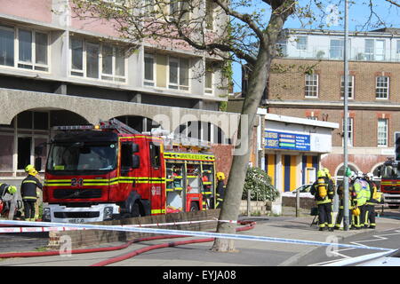 A HAMPSHIRE FIRE AND RESCUE SERVICE VOLVO FIRE TRUCK ATTENDING AN INCIDENT IN PORTSMOUTH HAMPSHIRE ENGLAND UK Stock Photo