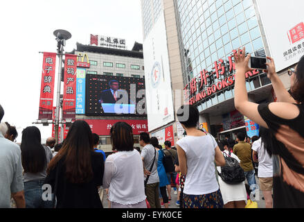 Beijing, China. 31st July, 2015. People watch a video broadcasting the bid to host the 2022 Olympic Winter Games at Wangfujing Street in Beijing, capital of China, July 31, 2015. Credit:  Jin Liangkuai/Xinhua/Alamy Live News Stock Photo