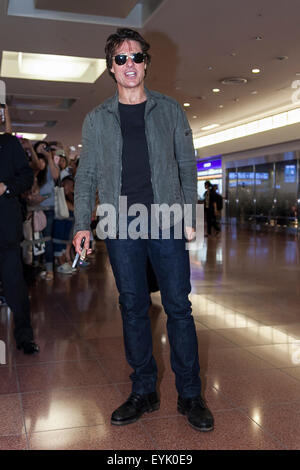 Tokyo, Japan. 31st July, 2015. American actor and filmmaker Tom Cruise arrives at Haneda International Airport, Tokyo, Japan. Tom stayed for one hour in the arrivals hall to greet the 700 or so fans that had come to welcome him. Flying in from Korea he will attend a press conference and the Japan Premiere of the film ''Mission: Impossible - Rogue Nation'' in downtown Tokyo next Monday. The movie hits the Japanese theaters on August 7th. Credit:  Rodrigo Reyes Marin/AFLO/Alamy Live News Stock Photo