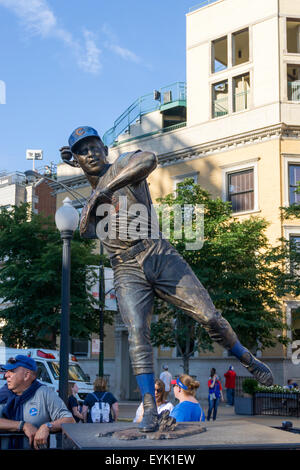 ernie banks statue at wrigley field Chicago Illinois USA Stock Photo - Alamy