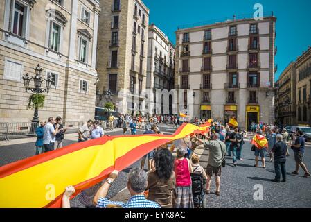 Barcelona, Catalonia, Spain. 31st July, 2015. Members of the civil platform 'EspaÃ±a generosa' (generous Spain) protest with a 50m long Spanish flag in front of the Catalan Government in Barcelona for the compliance with the law of flags in Catalonia Credit:  Matthias Oesterle/ZUMA Wire/Alamy Live News Stock Photo