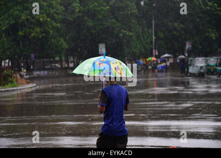 Dhaka, Bangladesh. 31st July, 2015. Bangladeshi rickshaw drivers pedal ...