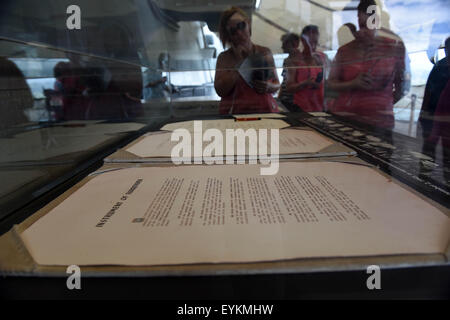 Hawaii, USA. 30th July, 2015. Tourists view Japanese Instrument of Surrender at USS Missouri (BB-63) in Honolulu, Hawaii, the United States, July 30, 2015. USS Missouri (BB-63) was the site where Japan signed the surrender documents at the end of the World War II. In 1998, this battleship was donated to the USS Missouri Memorial Association and became a museum ship at Pearl Harbor, Hawaii. © Yin Bogu/Xinhua/Alamy Live News Stock Photo