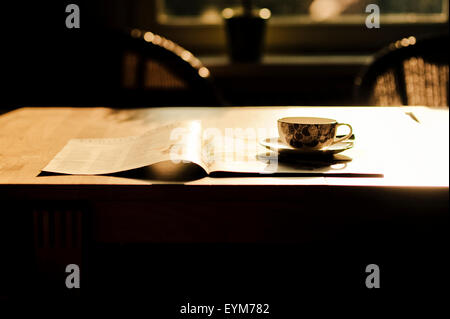 Teetasse in der Sonne auf einem Tisch, Stock Photo