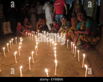 Panchagarh, Bangladesh. 1st Aug, 2015. Enclave people celebrate their freedom with candles to mark the end of 68-year-long life of statelessness in Panchgarh district, Bangladesh, Aug. 1, 2015. After living in a stateless limbo for about seven decades, some 52,000 inhabitants of 162 enclaves inside Bangladesh and India celebrated freedom at Friday midnight. © Shariful Islam/Xinhua/Alamy Live News Stock Photo