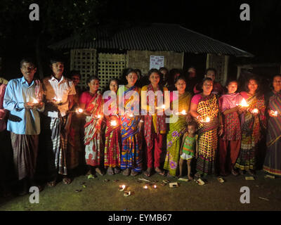 Panchagarh, Bangladesh. 1st Aug, 2015. Enclave people celebrate their freedom with candles to mark the end of 68-year-long life of statelessness in Panchgarh district, Bangladesh, Aug. 1, 2015. After living in a stateless limbo for about seven decades, some 52,000 inhabitants of 162 enclaves inside Bangladesh and India celebrated freedom at Friday midnight. © Shariful Islam/Xinhua/Alamy Live News Stock Photo