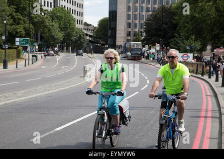 Tower Hill, London, UK, 1st August 2015, A family take part in the Prudential RideLondon FreeCycl Credit: ©Keith Larby/Alamy Live News 