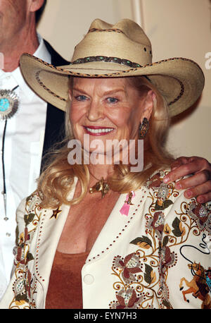 File. 1st Aug, 2015. US country singer LYNN ANDERSON (September 26, 1947 - July 31, 2015) best known for her worldwide 1971 hit (I Never Promised You a) Rose Garden, has died, aged 67. She had been in hospital in Nashville, where she suffered a heart attack on Thursday. Other US hits included You're My Man, How Can I Unlove You? and Top of the World. Pictured: Aug 11, 2007 - Beverly Hills, California - Lynn Anderson arrives at the 25th Annual Golden Boot Awards. (Credit Image: © Krista Kennell/ZUMA Press) Stock Photo