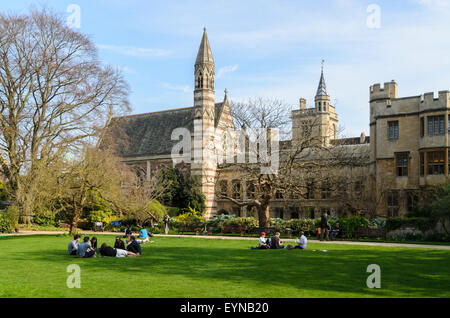 Students relaxing in the Garden Quadrangle, Balliol College, University of Oxford, Oxford, England, UK. Stock Photo