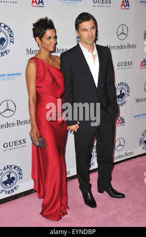 LOS ANGELES, CA - OCTOBER 23, 2010: Halle Berry & boyfriend Olivier Martinez at the 32nd Anniversary Carousel of Hope Ball at the Beverly Hilton Hotel. Stock Photo