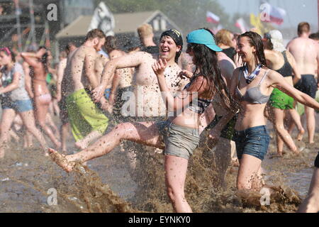 Küstrin an der Oder, Poland. 01st Aug, 2015. A reveler enjoys the mud fights at the Przystanek Woodstock Festival 2015 held in Küstrin. Hundreds of thousands of attendees enjoy one of Europe's largest non-commercial open-air events, the Woodstock Stop Festival Open Air music festival in Kostrzyn. Credit:  Simone Kuhlmey/Pacific Press/Alamy Live News Stock Photo