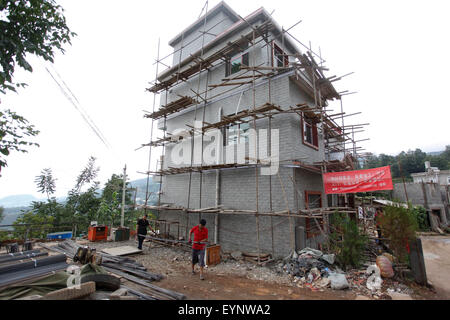 Zhaotong, Ludian earthquake being constructed in Qiaojia County. 3rd Aug, 2014. Photo taken on July 31, 2015 shows a building of the victims of the Ludian earthquake being constructed in Qiaojia County, southwest China's Yunnan Province. A 6.5-magnitude earthquake jolted Ludian County in Yunnan at 4:30 p.m. on Aug. 3, 2014. As one year has passed, the post-disaster reconstruction for the quake victims has been pushing forward orderly. Credit:  Zhang Guangyu/Xinhua/Alamy Live News Stock Photo