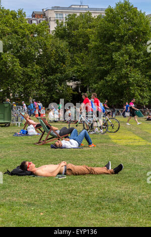 London, UK. 2nd August, 2015. UK Weather: Londoners enjoy the hot weather in Green Park during the PrudentialRide. Credit:  Tove Larsen/Alamy Live News Stock Photo
