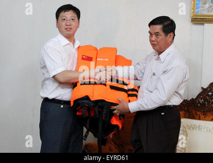 Kalay, Myanmar. 3rd Aug, 2015. Chinese Ambassador to Myanmar Hong Liang (L) donates relief supplies to Chief Minister of Myanmar's Sagaing Region U Thar Aye in Kalay township of Sagaing Region, Myanmar, on Aug. 3, 2015. The Chinese Embassy to Myanmar on Monday provided humanitarian aid to Myanmar's flood-hit regions. Credit:  Ko Thaung/Xinhua/Alamy Live News Stock Photo