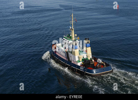 The tugboat Saturnus operated by Iskes Towage and Salvage in IJmuiden ...