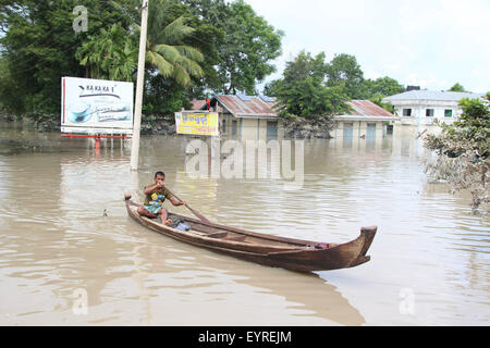 Kalay, Myanmar. 3rd Aug, 2015. A resident paddles his boat in a flooded area in Kalay township of Sagaing Region, Myanmar, Aug. 3, 2015. Heavy monsoon rains have left at least 47 people dead and affected more than 210,000 others in 12 out of Myanmar's 14 states and regions since June, the Ministry of Social Welfare, Relief and Resettlement said on Monday. Credit:  Ko Thaung/Xinhua/Alamy Live News Stock Photo