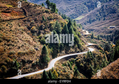 The winding Bhumthang-Ura Highway in the foothills of the Himalaya en route to Trongsa, Bhutan. Stock Photo