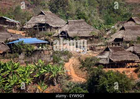 Typical thatched huts in a mountain village of the Ann tribe, at Pin Tauk, Shan State Golden Triangle, Myanmar Stock Photo