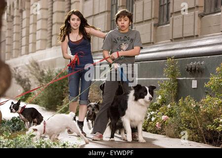Hotel for dogs Year : 2009 USA Director: Thor Freudenthal Jake T. Austin, Emma Roberts Stock Photo