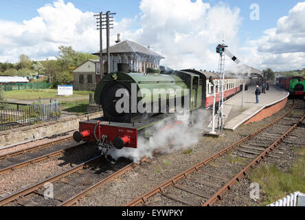 Steam engine 75254 pulling train out of Bo'ness Station, Bo'ness and Kinneil Railway, Scotland, United Kingdom, Europe Stock Photo