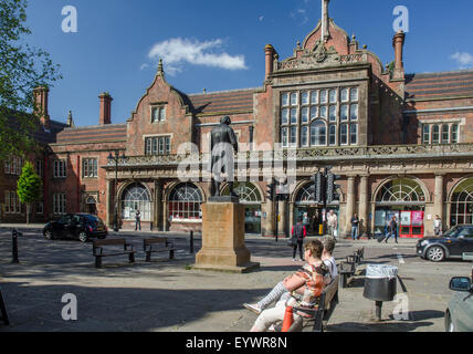 Statue of Josiah Wedgewood outside Stoke-on-Trent Station Stock Photo